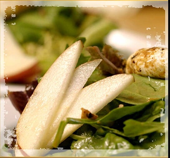 Salad of sliced pear, greens and goat cheese